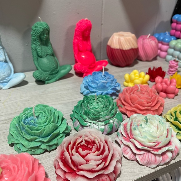 Flowers candles lots of different colors and designs - Picture 8 of 11